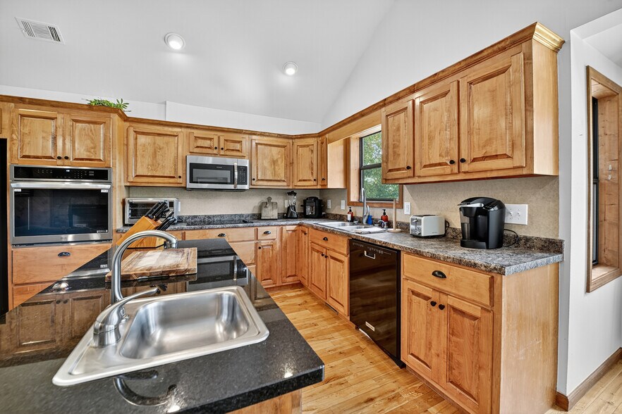 More Photos Of 77 Alpine Way, Blairsville Hotel For Sale