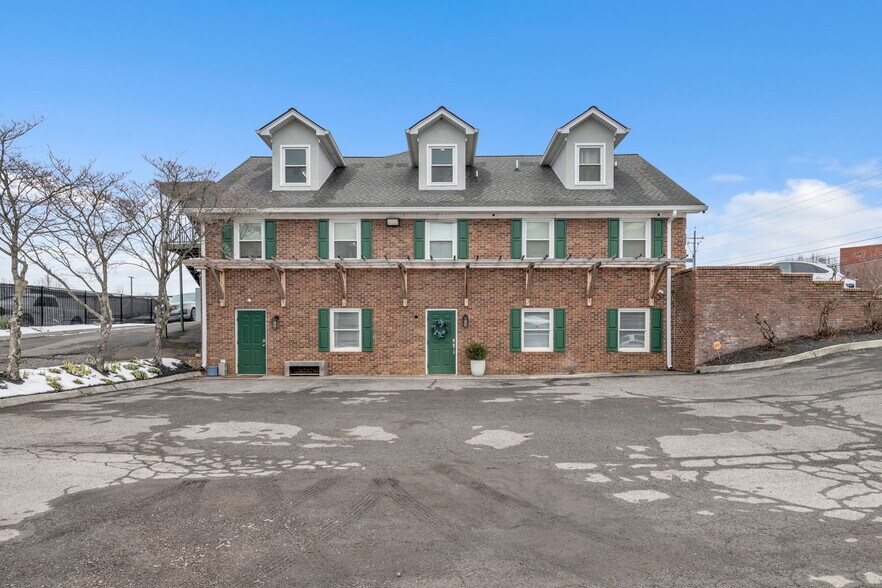 More Photos Of 117 SW Huxley Rd, Knoxville Medical For Sale