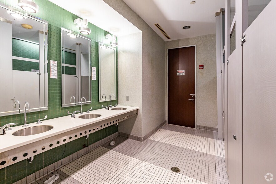 More Photos Of 599 Lake Kathy Dr, Brandon Office For Sale