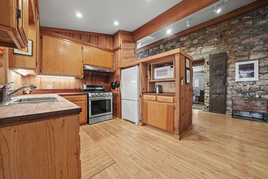 More Photos Of 21376 Consolation St, Volcano Specialty For Sale