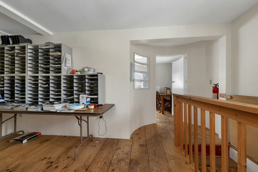 More Photos Of 1 Young Ln, Newmarket Flex For Sale