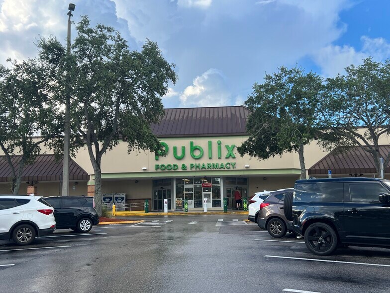 More Photos Of 1041 W Brandon Blvd, Brandon Freestanding For Lease