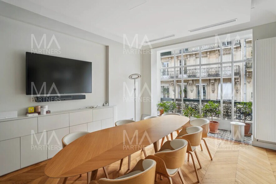 More Photos Of 14 Rue Clément Marot, Paris Office For Sale