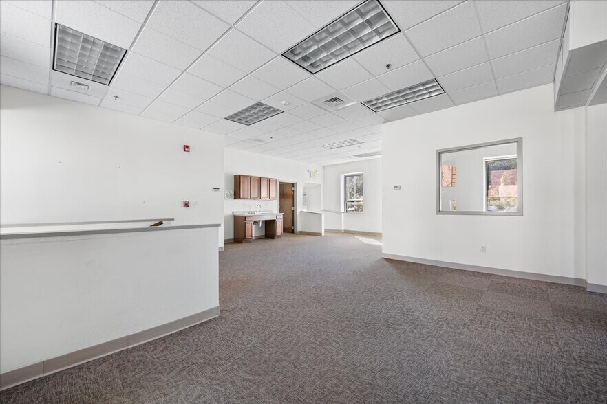 More Photos Of 10 Railroad Pl, Norwich Flex For Lease