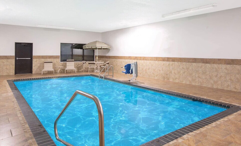More Photos Of 1000 Woodbury Ave, Council Bluffs Hotel For Sale