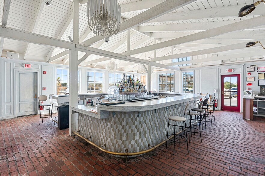 More Photos Of 4 S Elmwood Ave, Montauk Restaurant For Sale