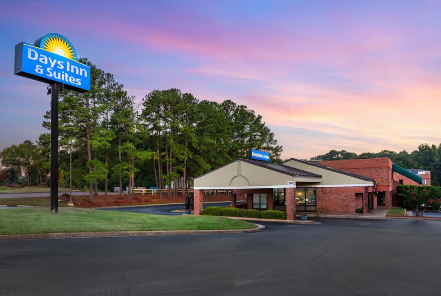 Primary Photo Of 1340 N Wesleyan Blvd, Rocky Mount Hotel For Sale