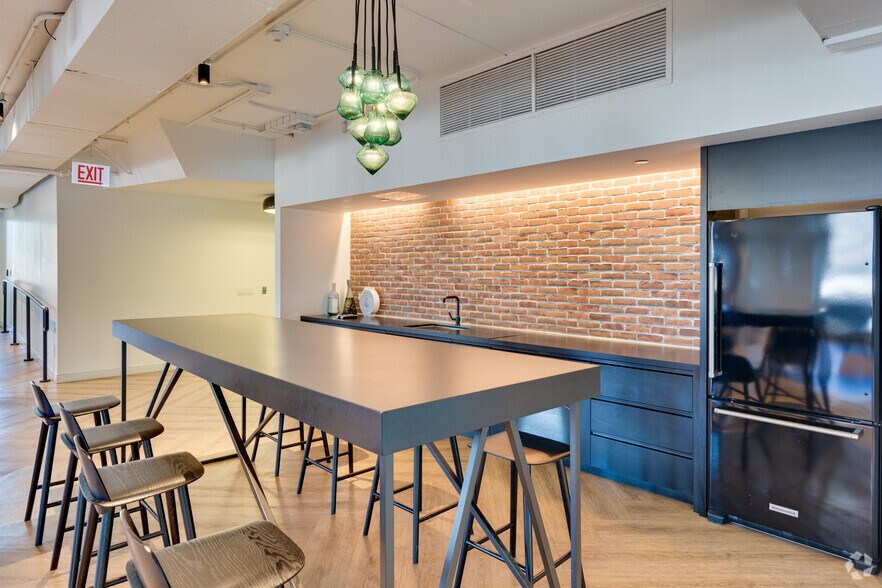 More Photos Of 121 W Wacker Dr, Chicago Office For Sale