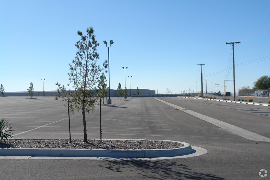 More Photos Of 11500 Pellicano Dr, El Paso Showroom For Lease