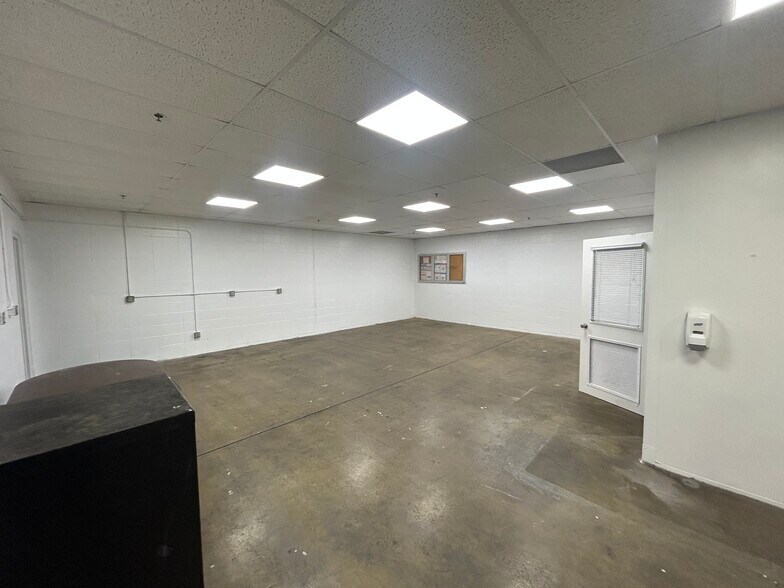 More Photos Of 301 E Simonton St, Elkhart Industrial For Lease