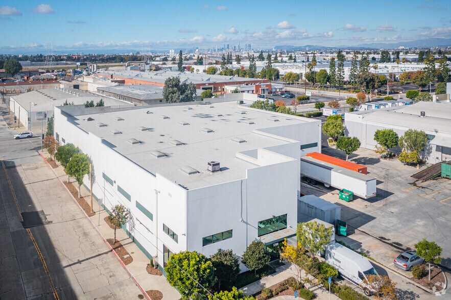 More Photos Of 5709 E 61st St, Commerce Warehouse For Lease