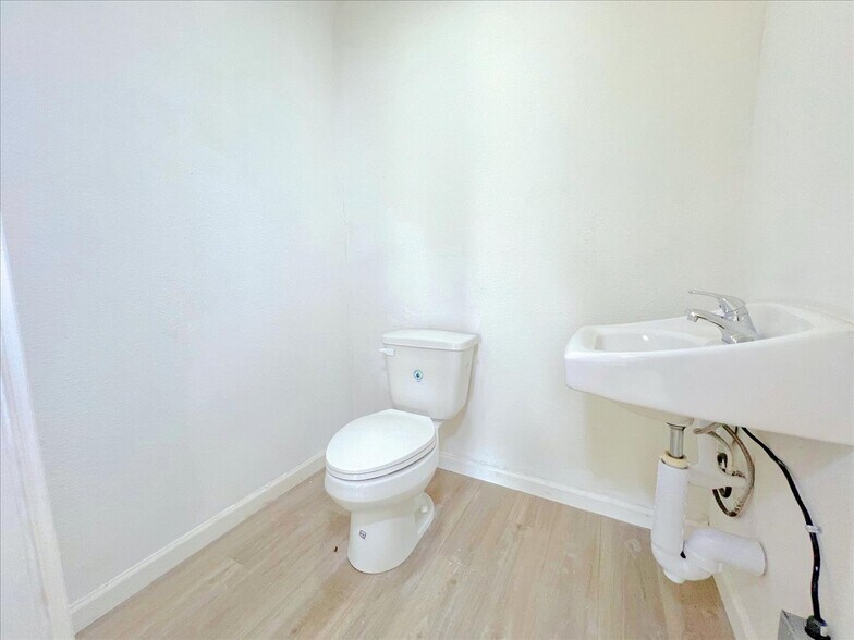 More Photos Of 7704 Irvington Blvd, Houston General Retail For Lease