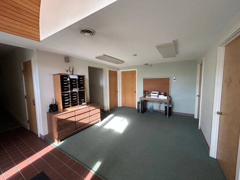 More Photos Of 87 Washington St, Conway Office For Sale