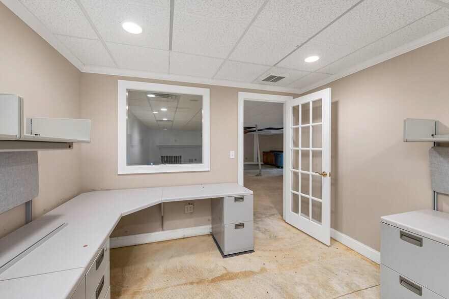 More Photos Of 5 Buttrick Rd, Londonderry Office For Lease