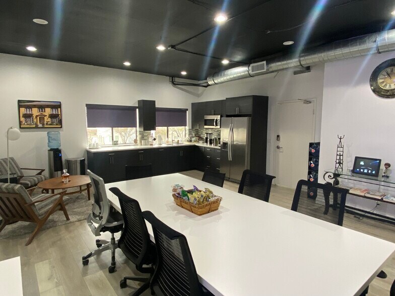 More Photos Of 6930 Owensmouth Ave, Canoga Park Office For Lease
