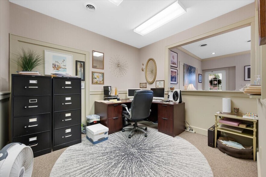More Photos Of 121 NW Russell Rd, Abingdon Office For Sale