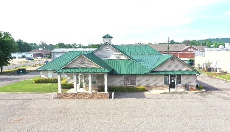 Primary Photo Of 2711 E Parkway Dr, Russellville Medical For Sale