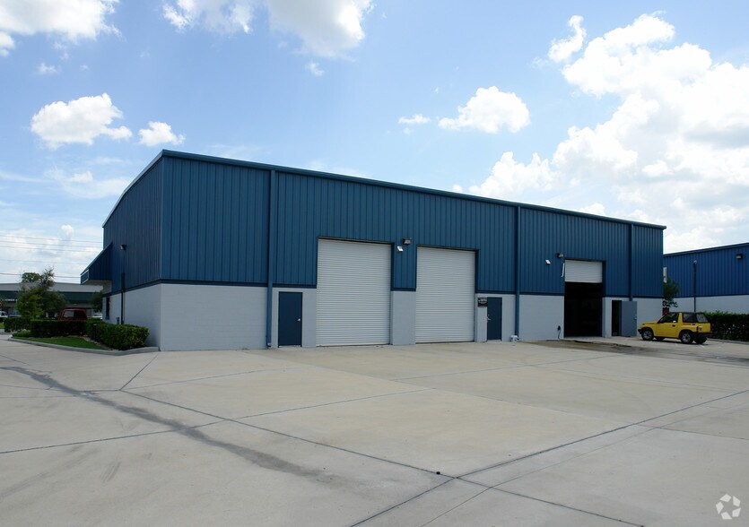 More Photos Of 3930-3950 Saint Johns Pky, Sanford Flex For Lease