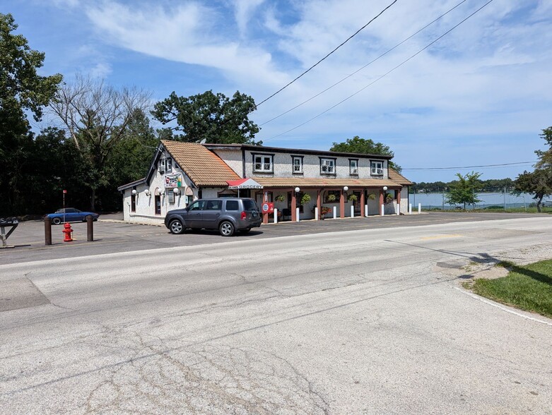 Primary Photo Of 1116-1122 Diamond Lake Rd, Mundelein Restaurant For Sale