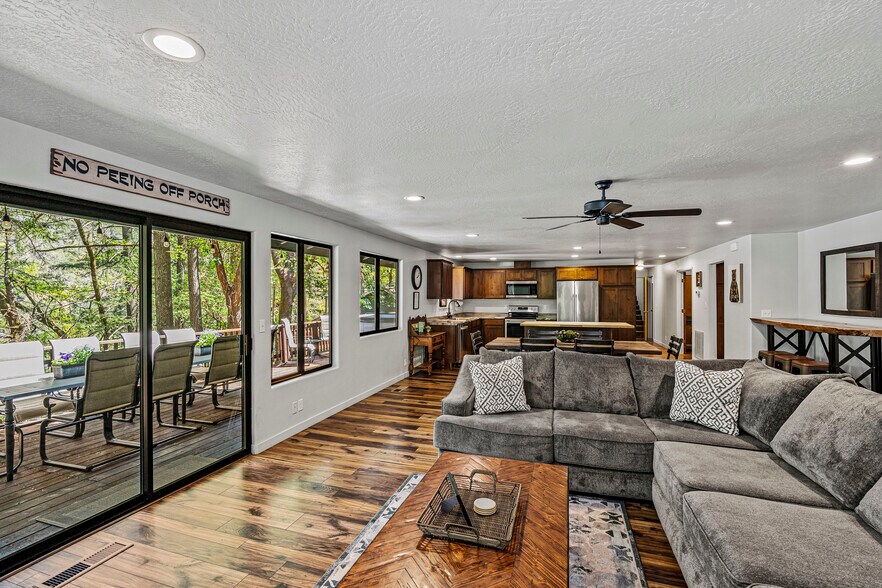More Photos Of 11744 Galice Rd, Merlin Hotel For Sale