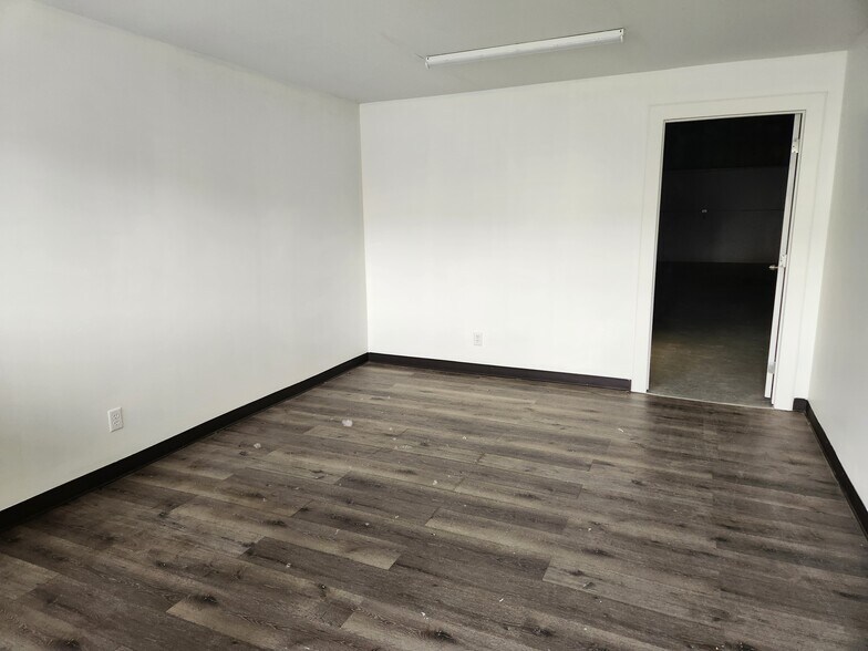 More Photos Of 1617 Peach Leaf St, Houston Warehouse For Lease