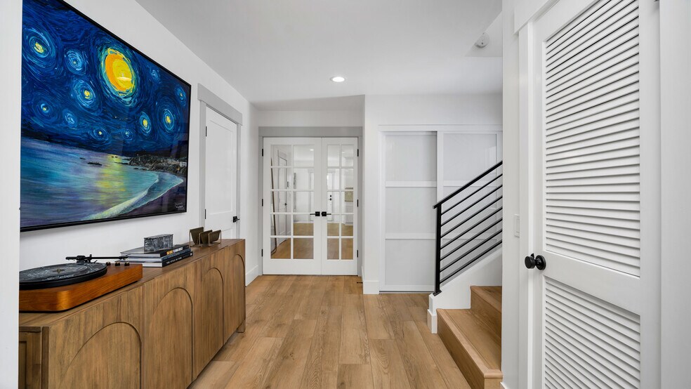 More Photos Of 308 E 18th St, Costa Mesa Shelter For Sale