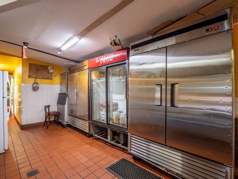 More Photos Of 4358 Victory Blvd, Staten Island Storefront Retail Residential For Lease