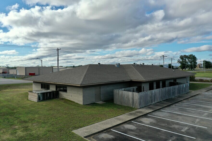 More Photos Of 2900 S Main St, Searcy Office For Sale