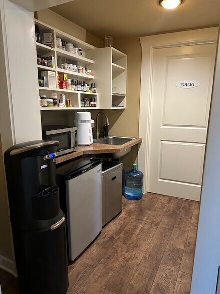 More Photos Of 390 NE Hostmark St, Poulsbo Office For Lease