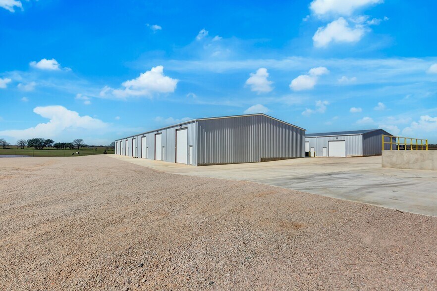 More Photos Of 343 Miracle Mile, Stonewall Warehouse For Lease