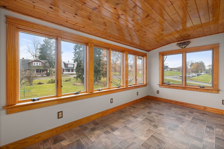 More Photos Of 570 E Main St, Middleburg Office Residential For Sale