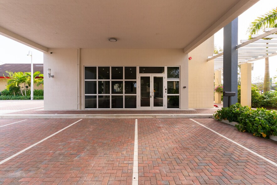 More Photos Of 4640 S University Dr, Davie Medical For Sale