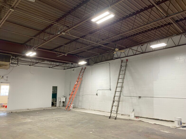 More Photos Of 181 E Industry Ct, Deer Park Warehouse For Lease