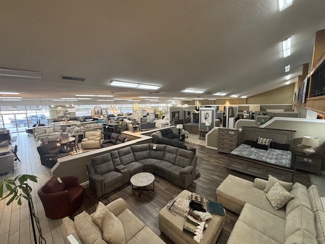 More Photos Of 620 Chester Ave, Bakersfield Showroom For Lease