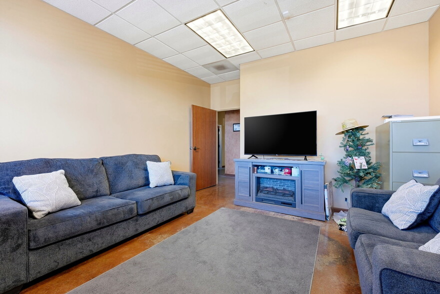 More Photos Of 1925 Aeroplaza Dr, Colorado Springs Warehouse For Lease