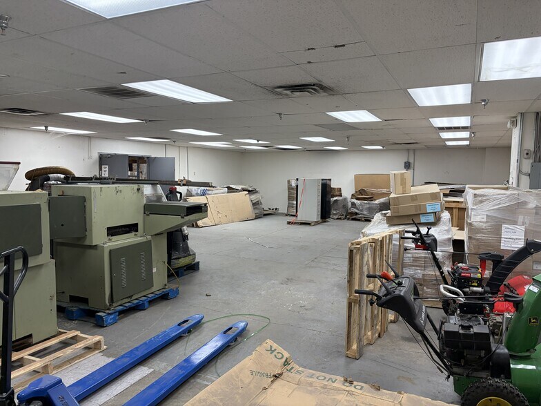More Photos Of 1832 Industrial Cir, West Des Moines Warehouse For Lease