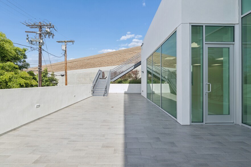 More Photos Of 11259 Washington Blvd, Culver City Office For Sale