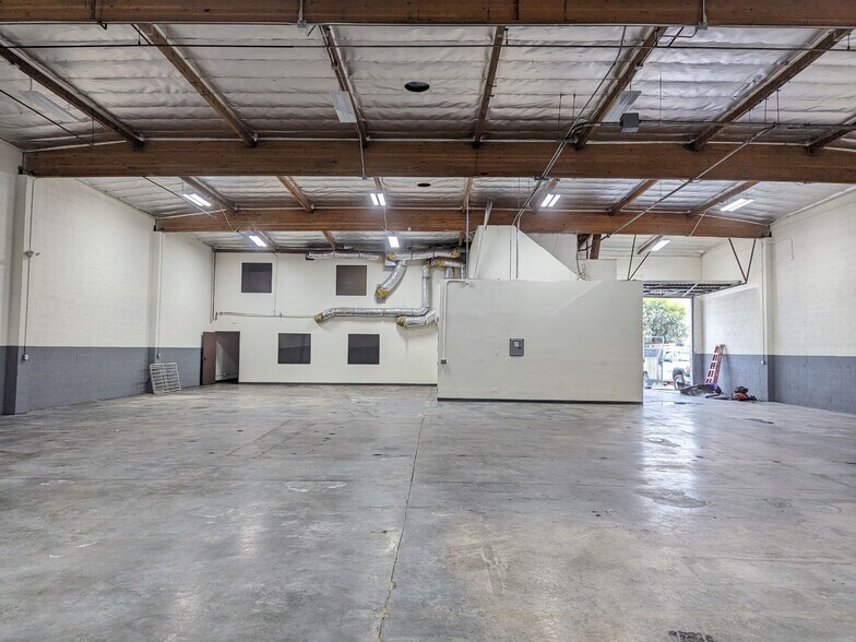 More Photos Of 10880 Thienes Ave, South El Monte Warehouse For Lease