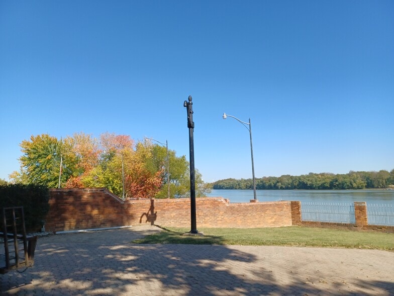 More Photos Of 215 Judiciary St, Aurora Restaurant For Sale