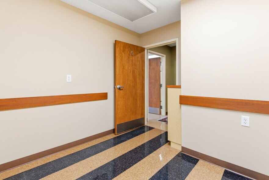 More Photos Of 3208 College Dr, Louisville Office For Sale