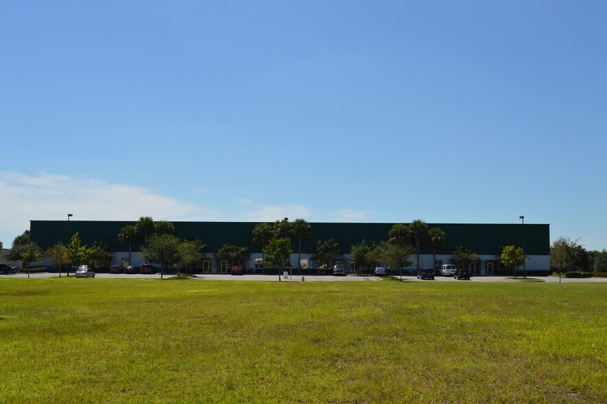 More Photos Of 1750-1764 Business Center Ln, Kissimmee Distribution For Lease