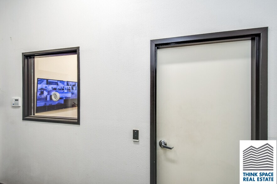 More Photos Of 9419 Mason Ave, Chatsworth Manufacturing For Lease