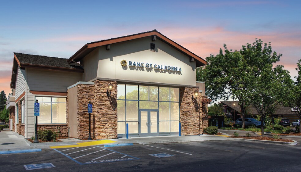 Primary Photo Of 5126 N Palm Ave, Fresno Bank For Sale