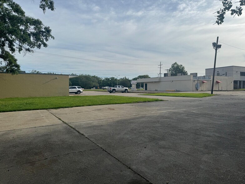 More Photos Of 9462 Florida Blvd, Baton Rouge General Retail For Sale
