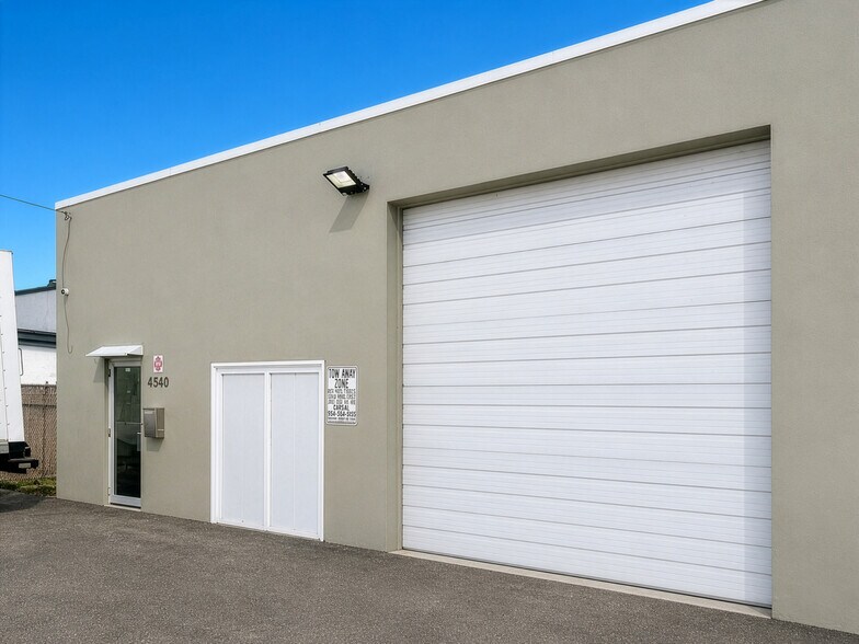 More Photos Of 4540 NE 6th Ave, Oakland Park Warehouse For Lease