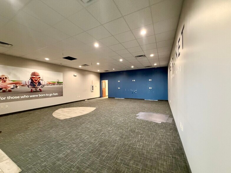 More Photos Of 2688 DeKalb Ave, Sycamore Freestanding For Lease