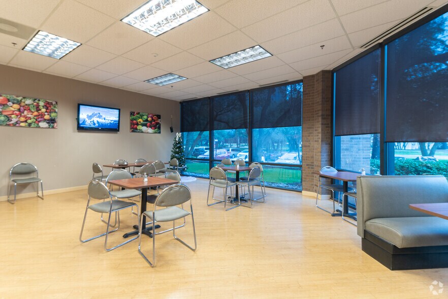 More Photos Of 12221 Merit Dr, Dallas Office For Sale
