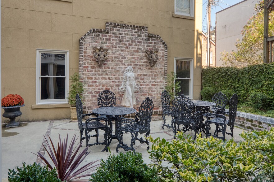 More Photos Of 14 E Taylor St, Savannah Specialty For Sale