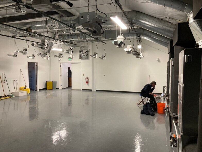 More Photos Of 258 E 5th St, Nederland Industrial For Sale