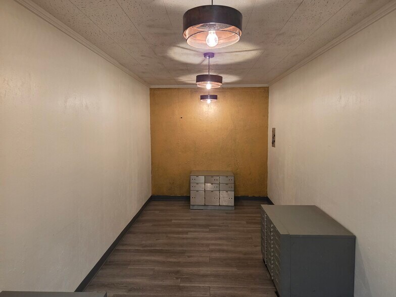 More Photos Of 101-103 S Talbot St, Addison Bank For Lease